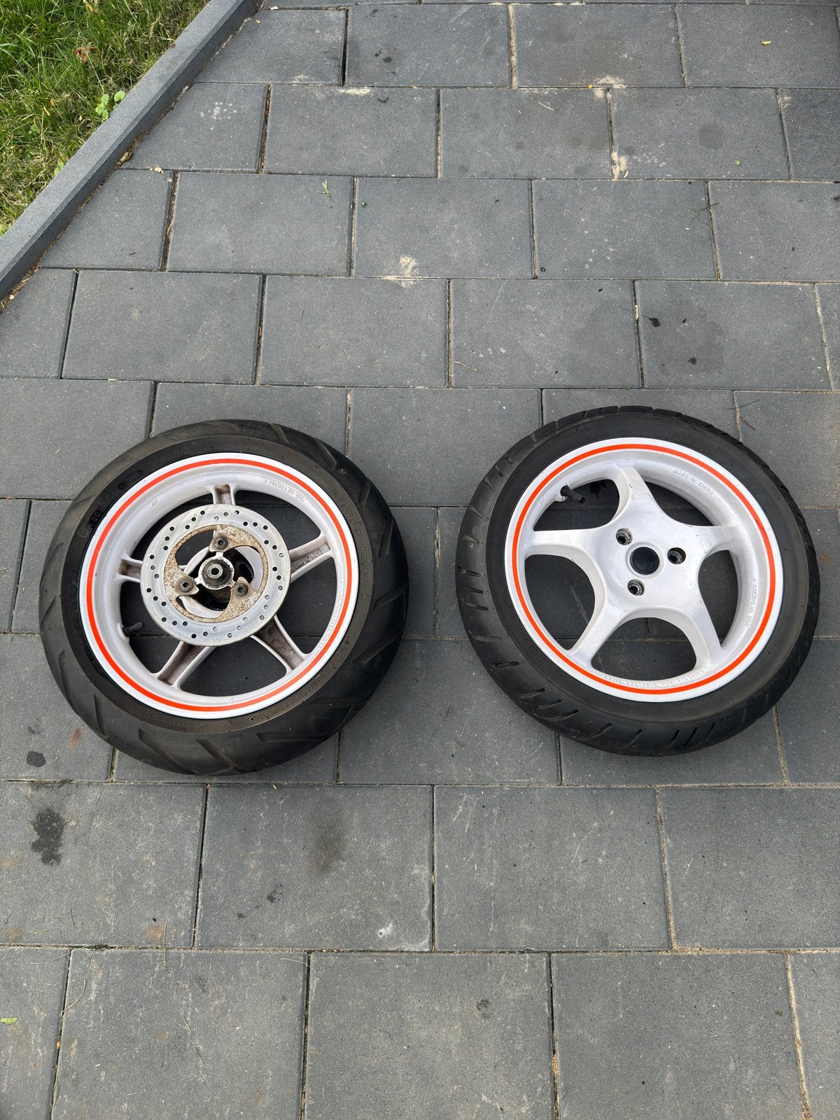 Originele Yamaha Aerox Wit Banden Set (UNIEK), Fietsen en Brommers, Brommeronderdelen | Scooters, Zo goed als nieuw, Yamaha, Overige typen