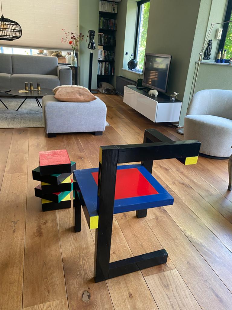 Unieke De Stijl-geïnspireerde stoel en decoratie, Huis en Inrichting, Stoelen, Overige kleuren, Verzenden, Zo goed als nieuw, Eén