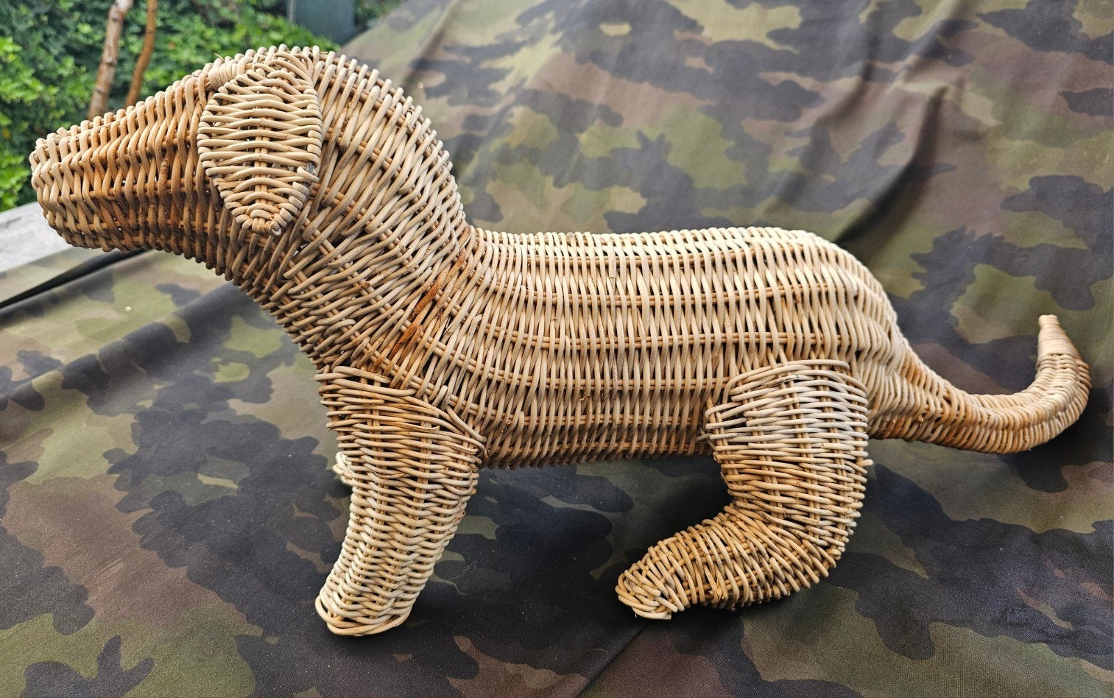 RIVIERA MAISON; MOOIE RATTAN HOND € 25,-, Ophalen, Zo goed als nieuw, Hond of Kat, Beeldje of Figuurtje