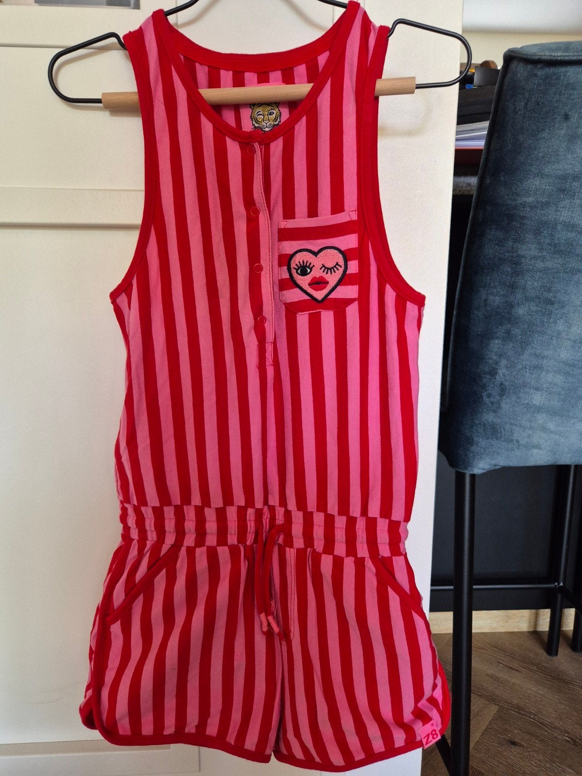 Z8, Leuke gestreepte roze/rode playsuit 116/122, Ophalen, Zo goed als nieuw