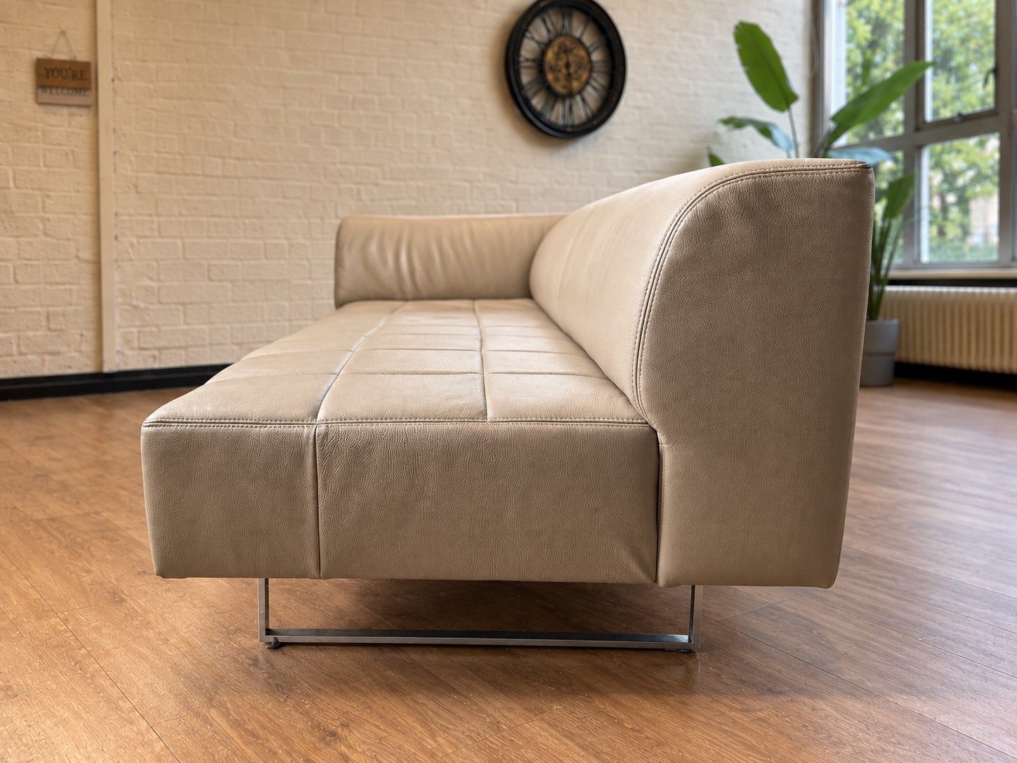Poltrona Frau Quadra leren designbank | Beige | €1.199, Tweepersoons, Ophalen of Verzenden, Zo goed als nieuw, Rechte bank