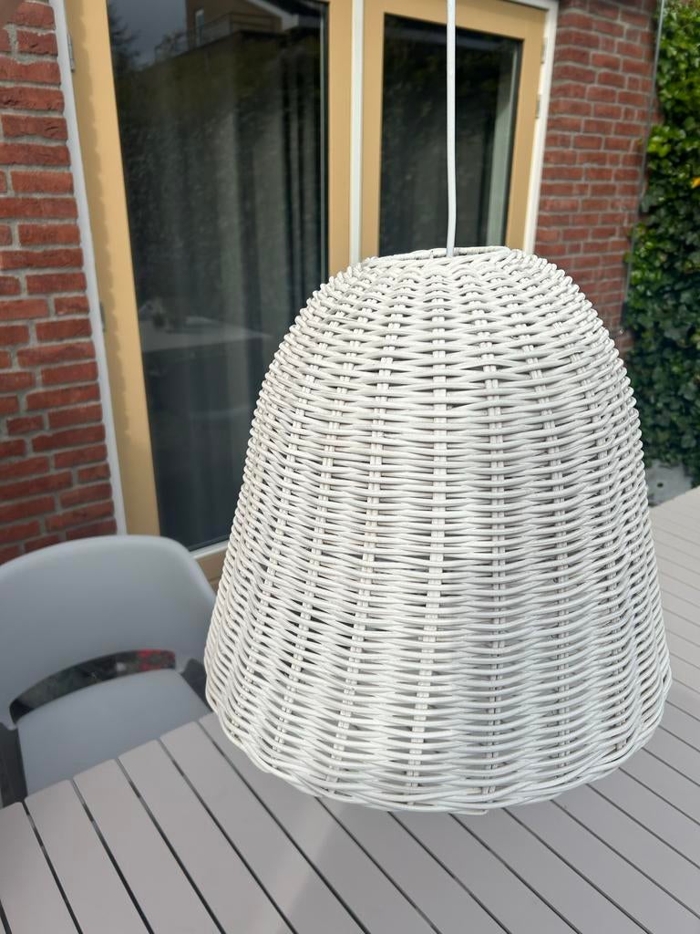 Witte rotan hanglamp - Modern en sfeervol, Huis en Inrichting, Ophalen, Gebruikt, Overige materialen, Minder dan 50 cm