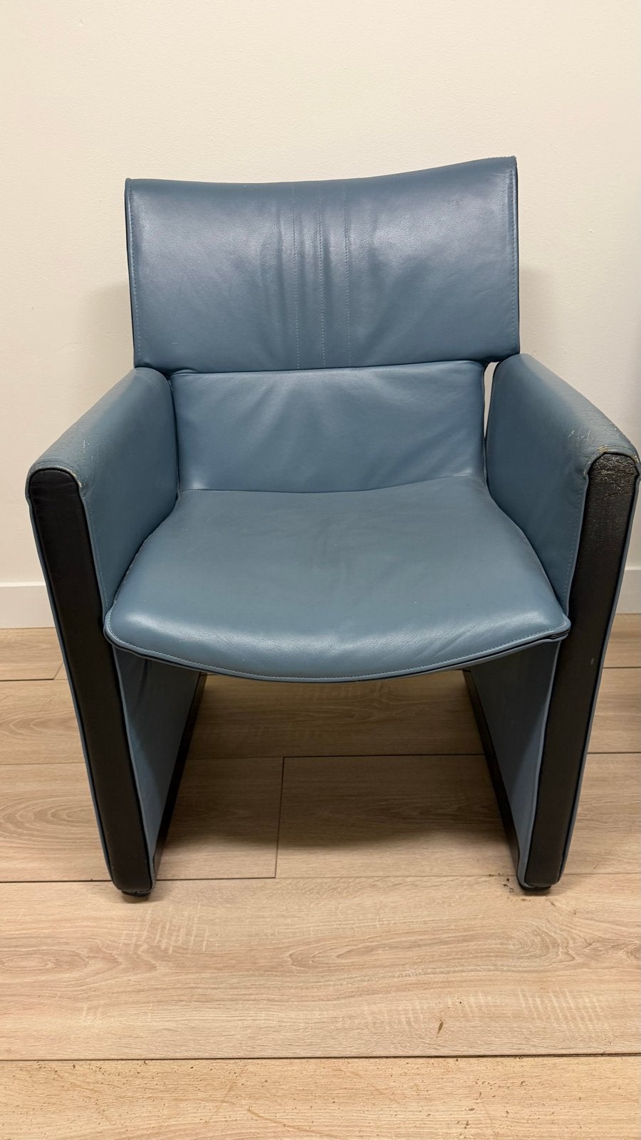 Artifort Montana fauteuil - Gebruikt met gebruikerssporen, Ophalen, Gebruikt, Blauw, Leer