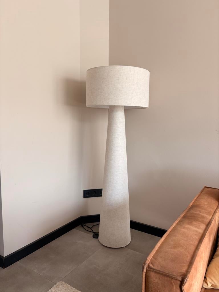 Kwantum staande beige lamp, Huis en Inrichting, Lampen | Vloerlampen, Ophalen, Zo goed als nieuw, Stof, 150 tot 200 cm