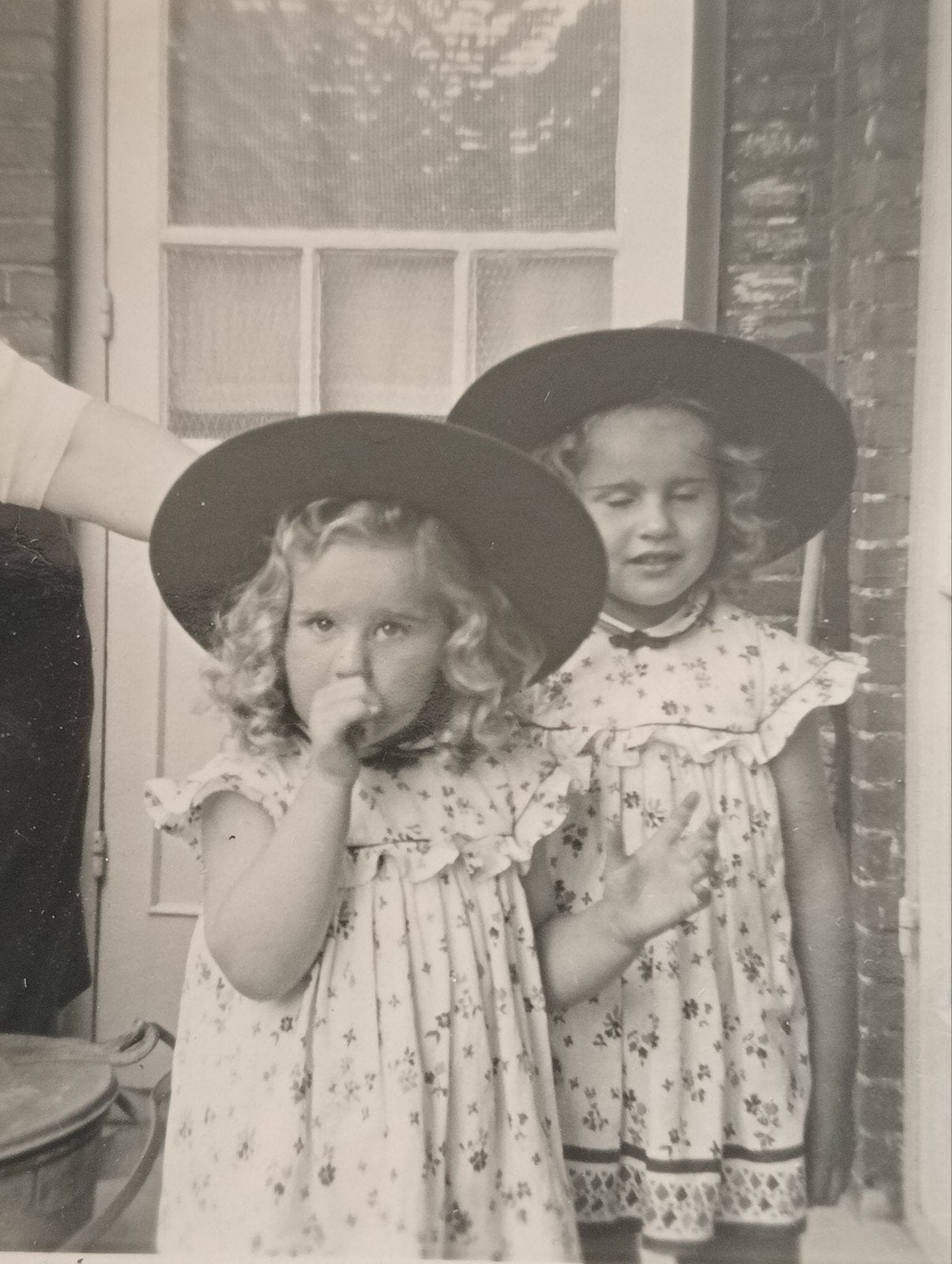 2 meisjes met hoeden jaren 40-50, Ophalen of Verzenden