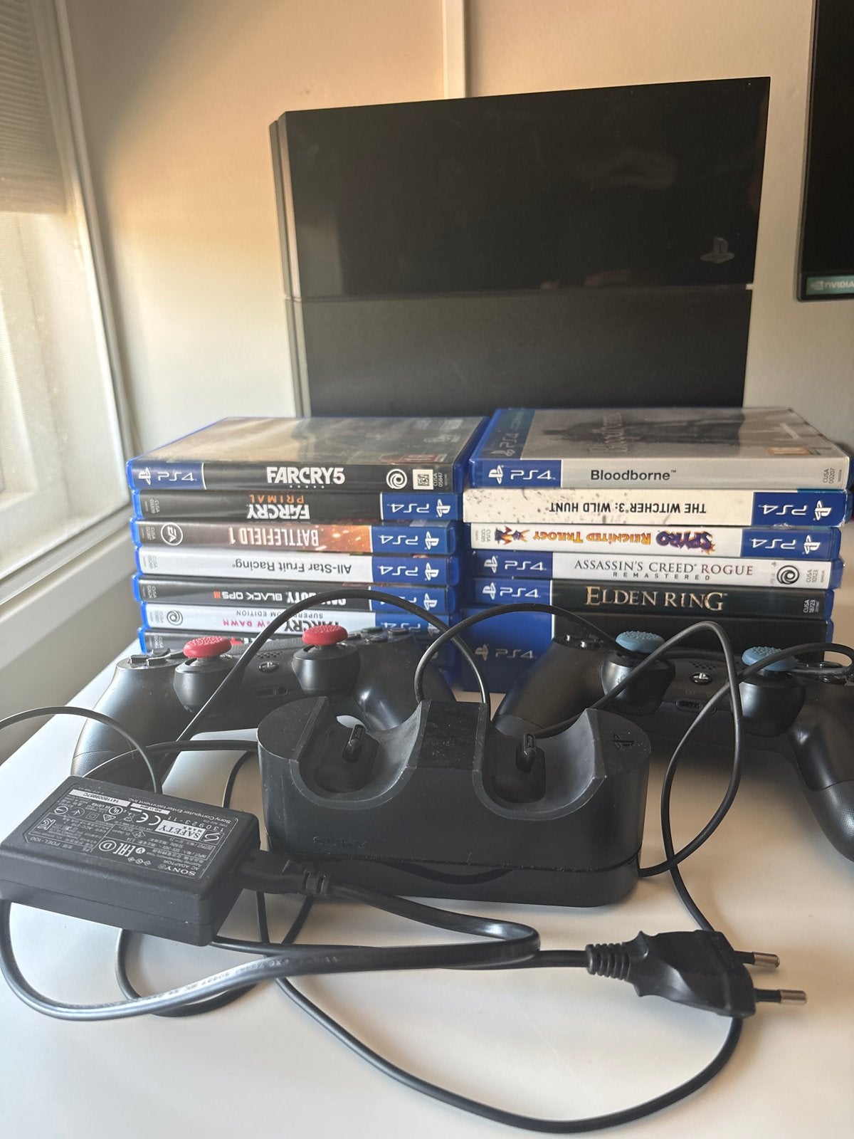 PlayStation 4 Slim met 2 controllers en 16 games, Ophalen, Gebruikt, Zwart, Met games