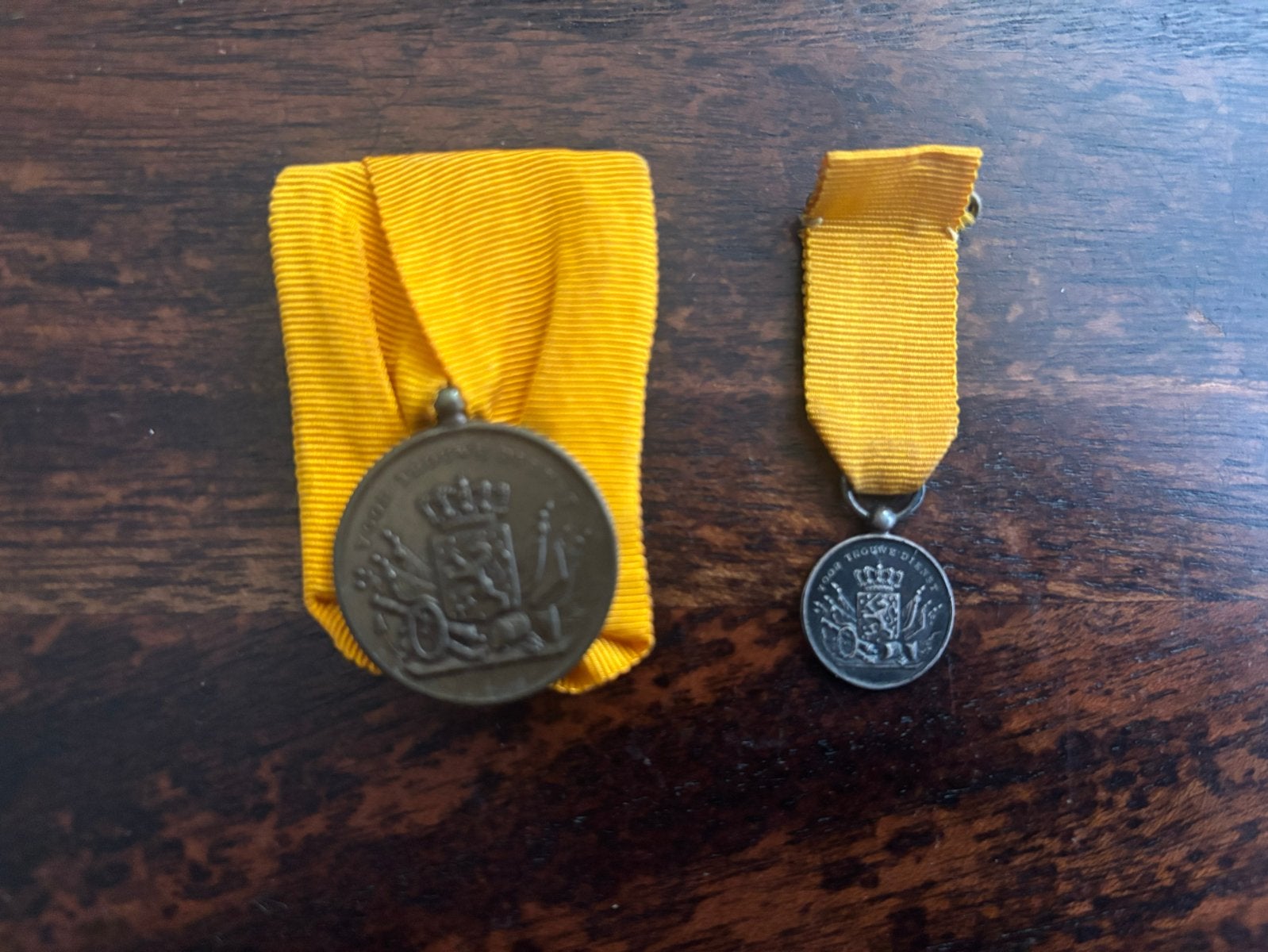 Medaille langdurige trouwe dienst en kleine draagmedaille, Postzegels en Munten, Ophalen of Verzenden, Brons, Nederland