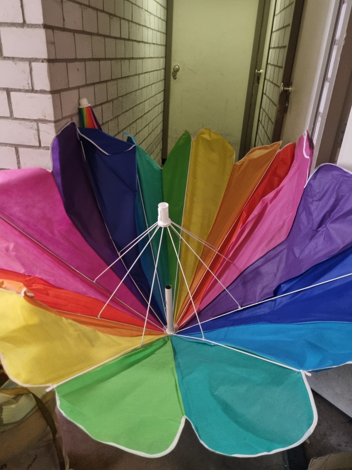2x vrolijke regenboog parasol, Sieraden, Tassen en Uiterlijk, Ophalen, Zo goed als nieuw