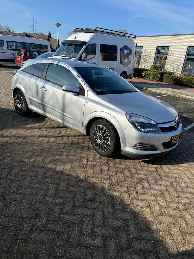 Opel Astra 1.4 16V GTC 2007 Grijs, Auto's, Opel, Voorwielaandrijving, 4 cilinders, 49 €/maand, Origineel Nederlands