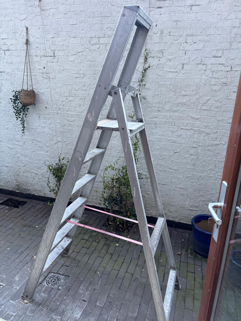 Stevige trap van 2 meter hoog, gebruikt met verfresten, Doe-het-zelf en Verbouw, Ladders en Trappen, Ophalen, Gebruikt, Trap, 2 tot 4 meter