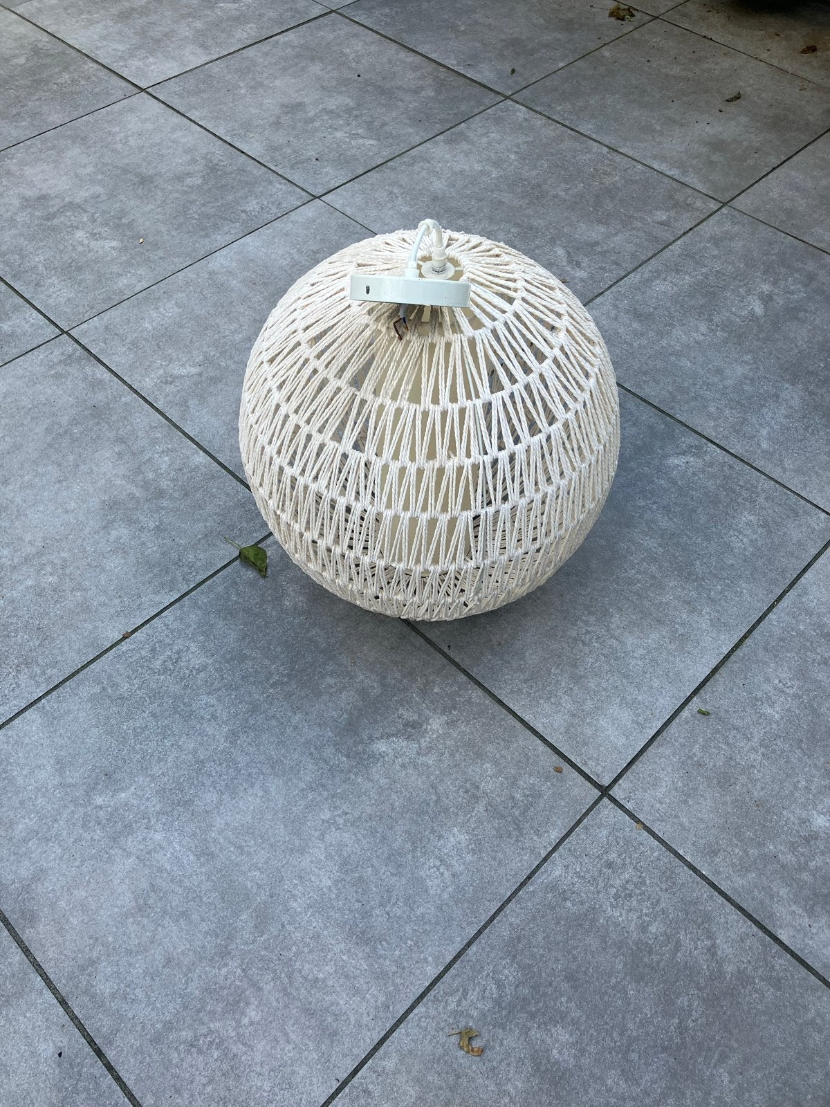Witte bolvormige hanglamp van touw, Huis en Inrichting, Ophalen of Verzenden, Gebruikt, Natuurlijk materiaal