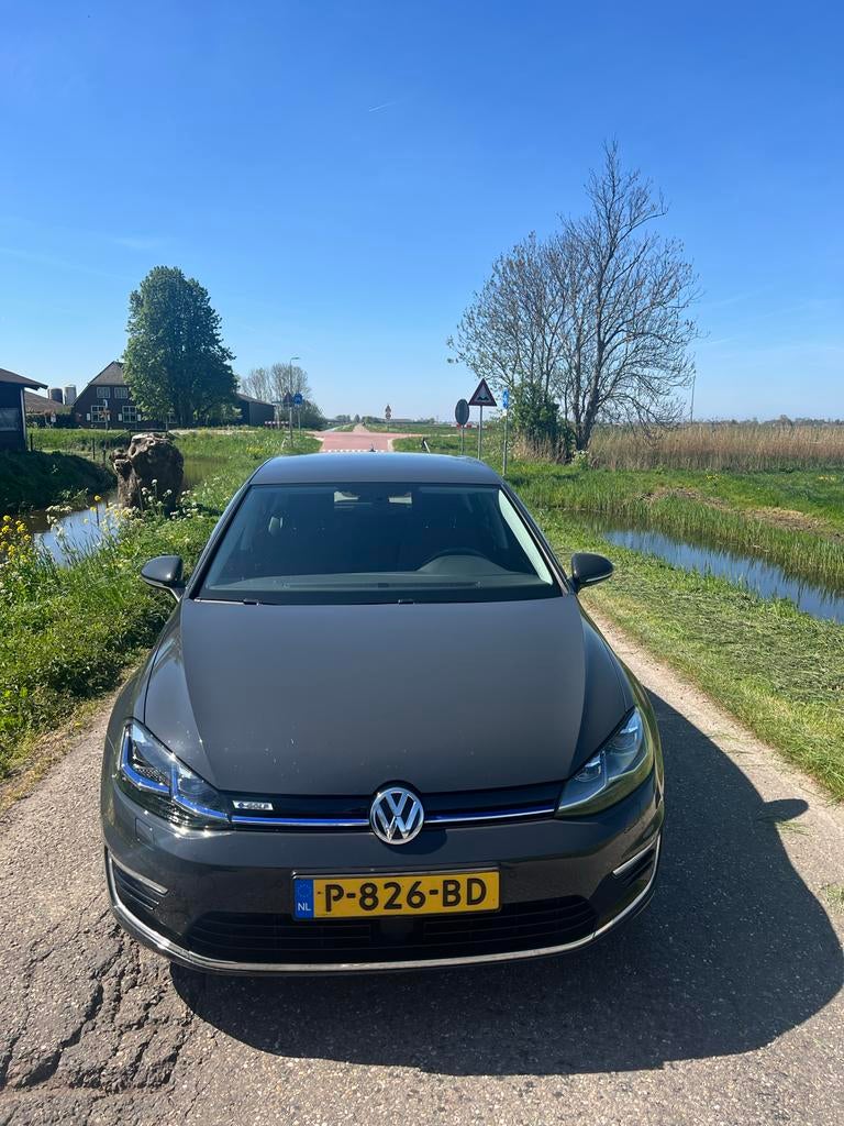 Volkswagen e‑Golf (2021) | Antracietgrijs | 54.000, Zwart, Elektrisch, 1515 kg, 63 €/maand