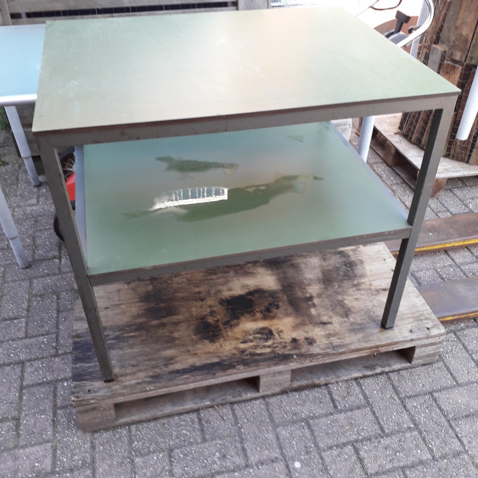 Foto 13 van Stevige werkbank met Trespabladen en metalen frame