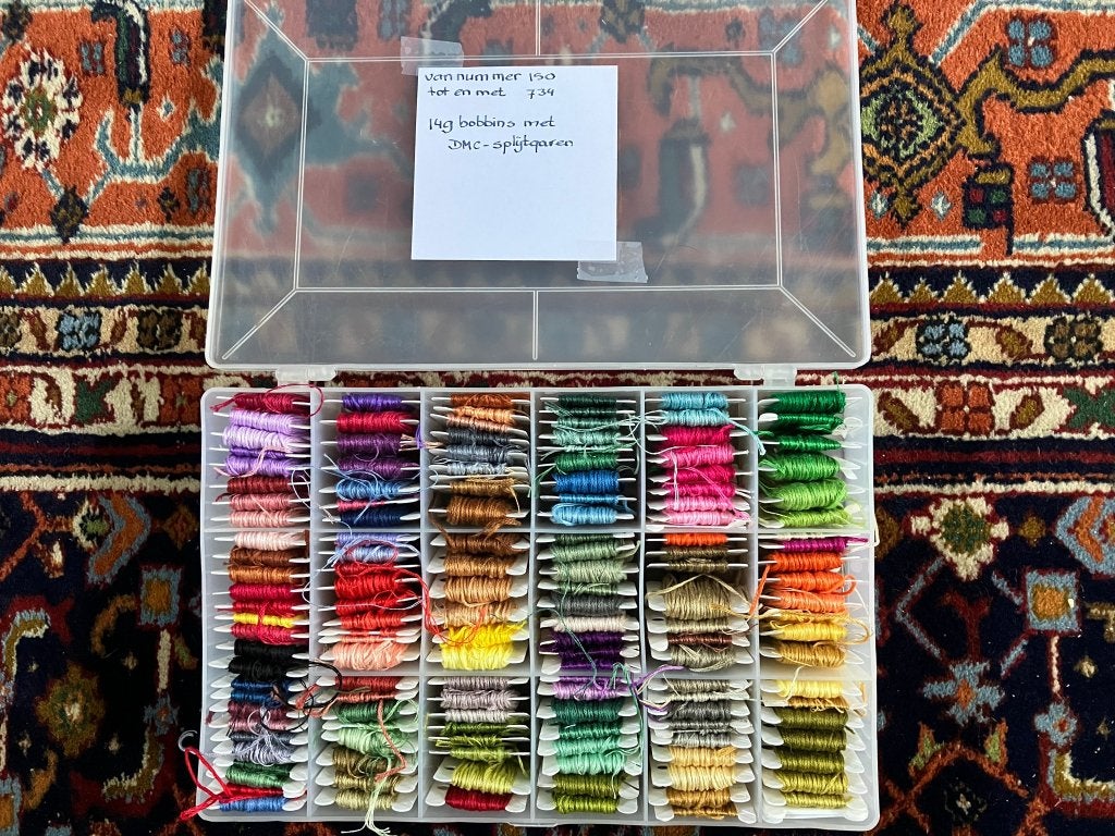 DMC nrs.150-734 Grote set borduurgaren in handige opbergdoos, Ophalen of Verzenden, Gebruikt, Handborduren, Borduurgaren of Zijde
