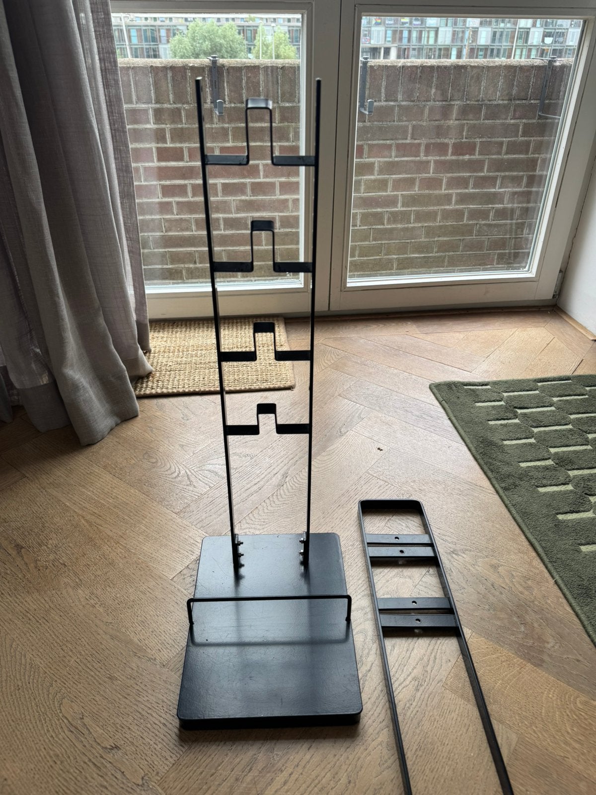 Dyson stofzuiger standaard, zwarte metaal, Witgoed en Apparatuur, Stofzuigers, Ophalen, Gebruikt, Dyson, Inclusief accessoires