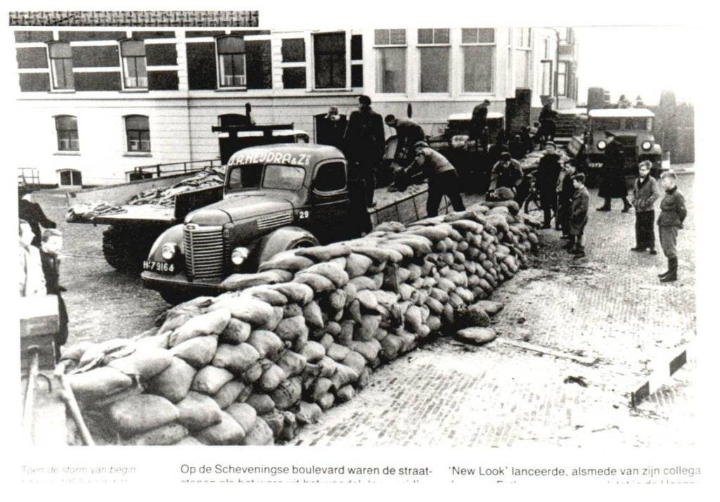 Scheveningen Zandzakken bij het begin v d Keizerstraat 1953, Ophalen, Foto, Nieuw, 1940 tot 1960