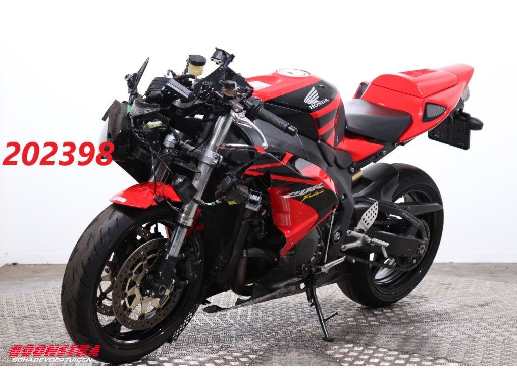 Honda CBR 1000RR Fireblade Leo Vince 26.807 km! (bj 2006), Motoren, Motoren | Schademotoren, Honda, Dopplerlaan 4
9207HC  DRACHTEN, NL