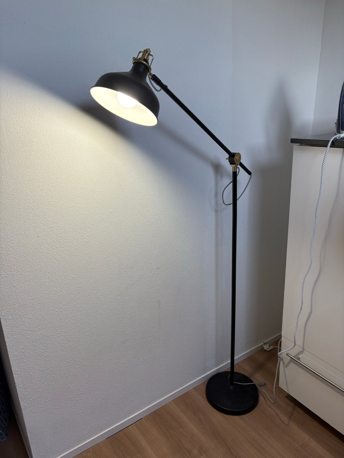 Zwarte staande lamp met verstelbare arm, Ophalen, Gebruikt, E27 (groot), Metaal
