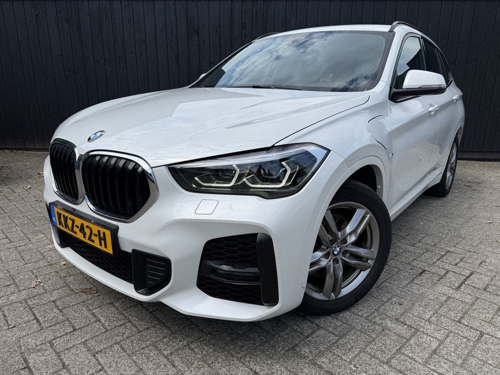 BMW X1 xDrive25e High Executive M-sport (bj 2021, automaat), Auto's, BMW, Gebruikt, Leder en Stof, Wit, Plug-in hybride