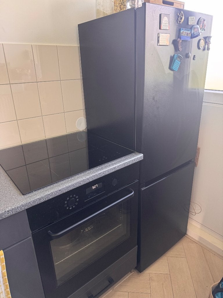Koelkast (zwart), Witgoed en Apparatuur, Minder dan 75 liter, Ophalen, Zo goed als nieuw, Met vriesvak
