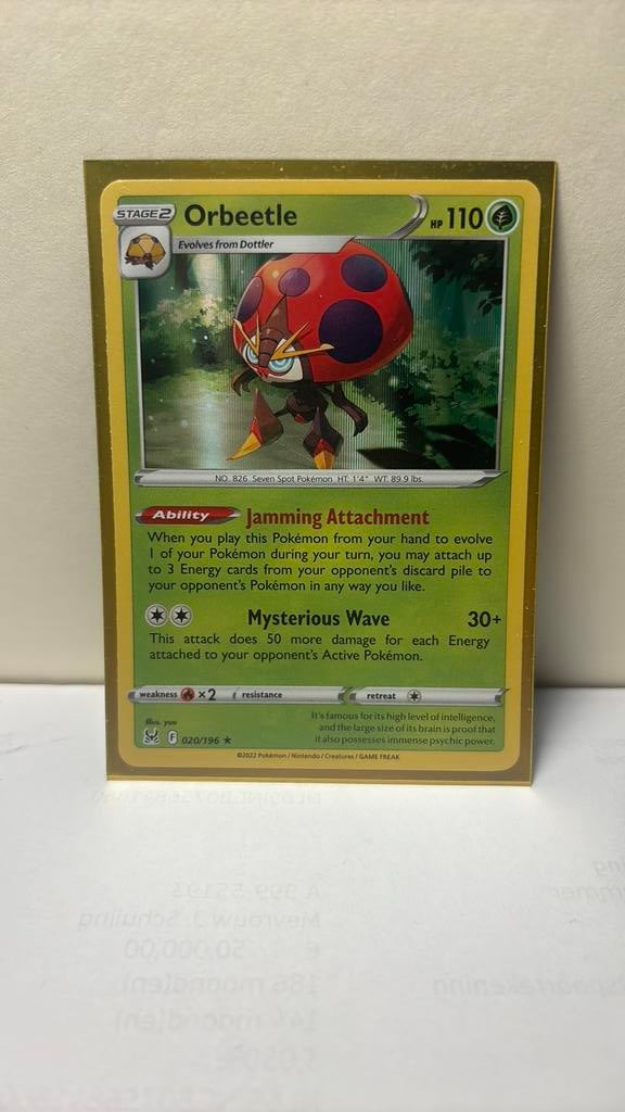 Orbeetle 020/196 lost origin holo pokemon kaart, Ophalen of Verzenden, Nieuw, Boosterbox