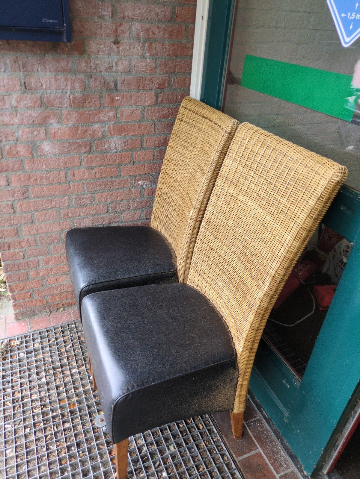 Twee rieten stoelen met zwart kunstleren zitting, Gebruikt, Twee, Leer, Zwart