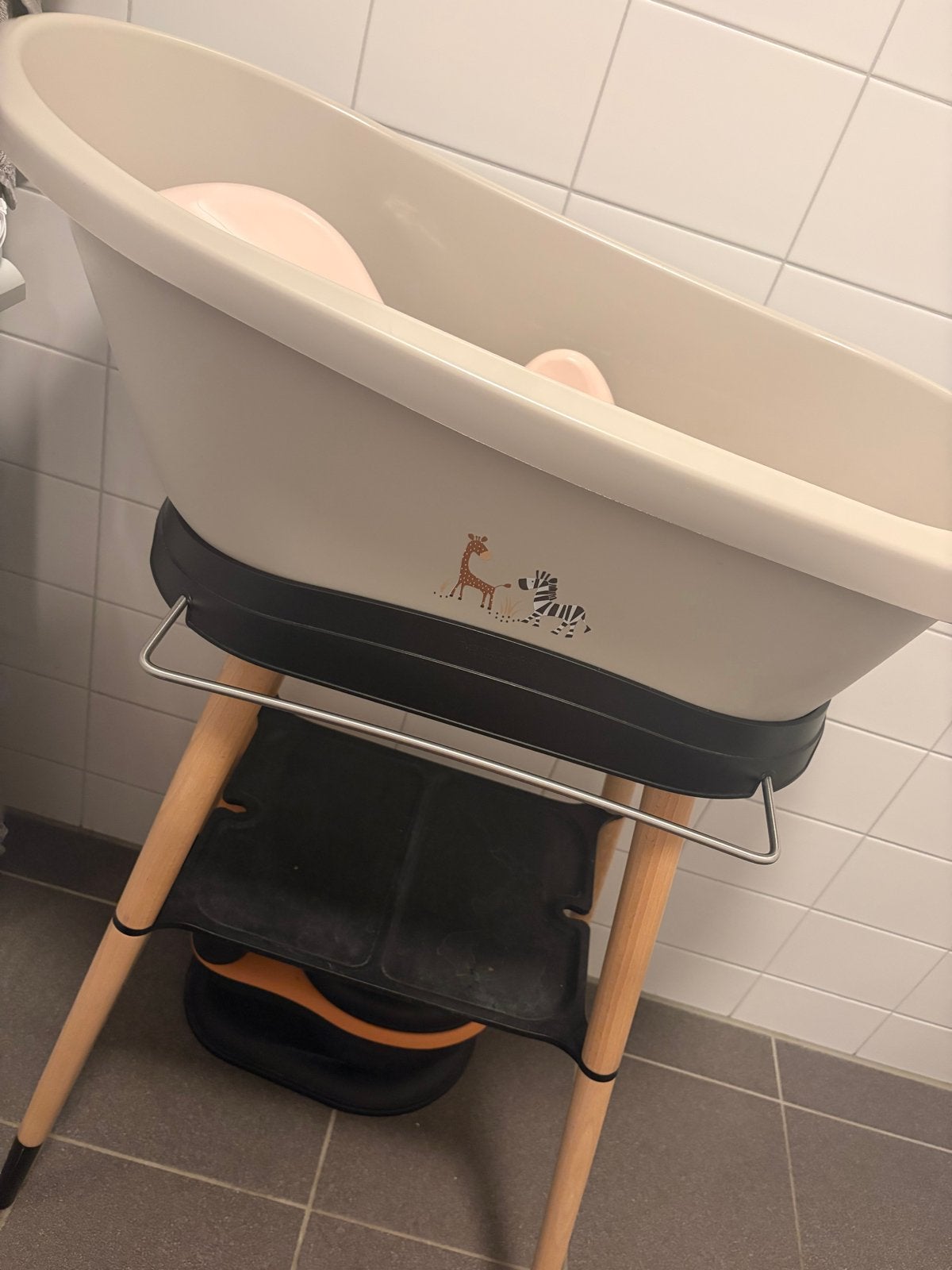 Bébé-jou badje met zitje en standaard, Kinderen en Baby's, Badjes en Verzorging, Ophalen of Verzenden, Gebruikt, Badje, Bébé-jou