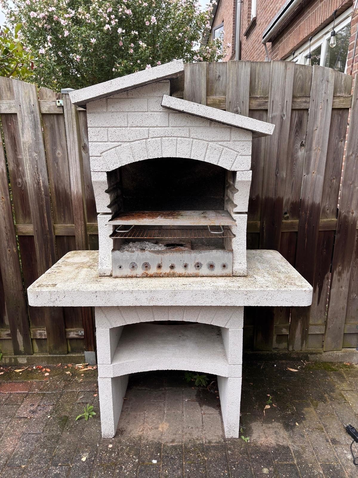 Stenen barbecue met schoorsteen en werkblad, Ophalen, Gebruikt
