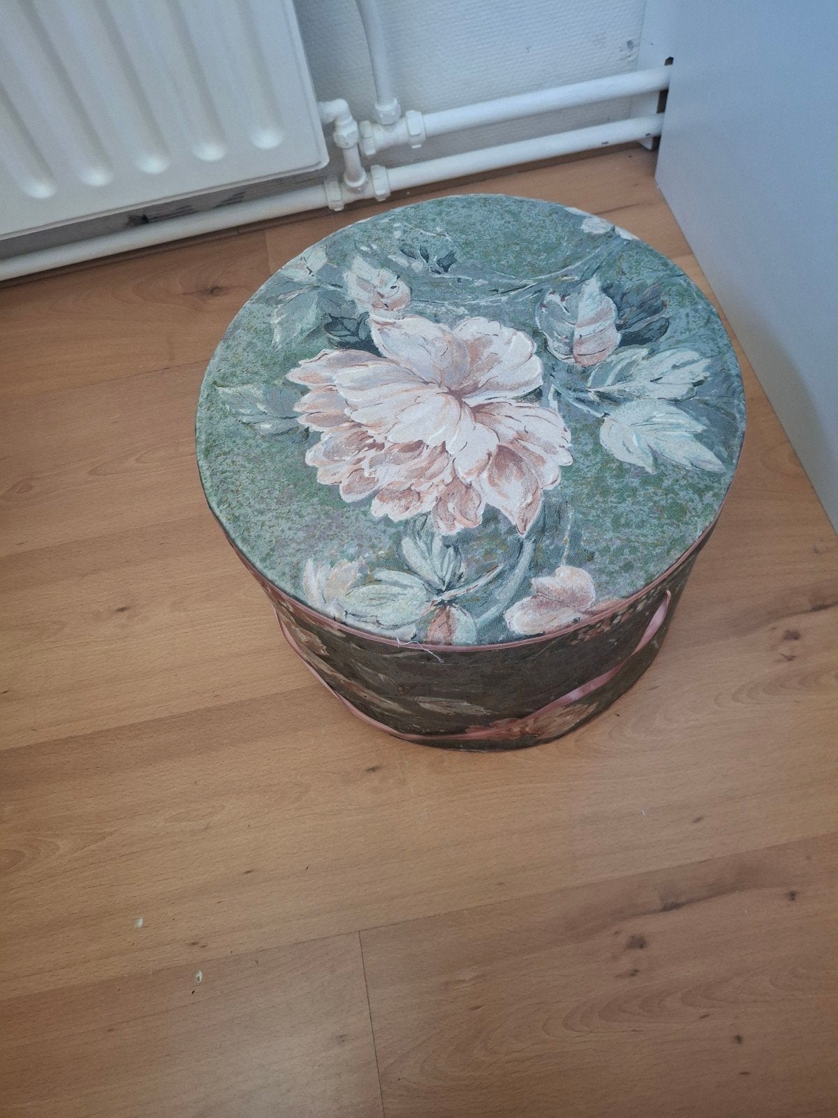 Vintage ronde hoedendoos met bloemenprint, Ophalen, Vintage, Gebruikt, Meerkleurig