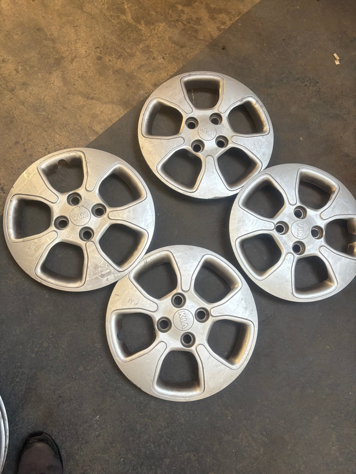 Kia wieldoppen 14 inch, Ophalen