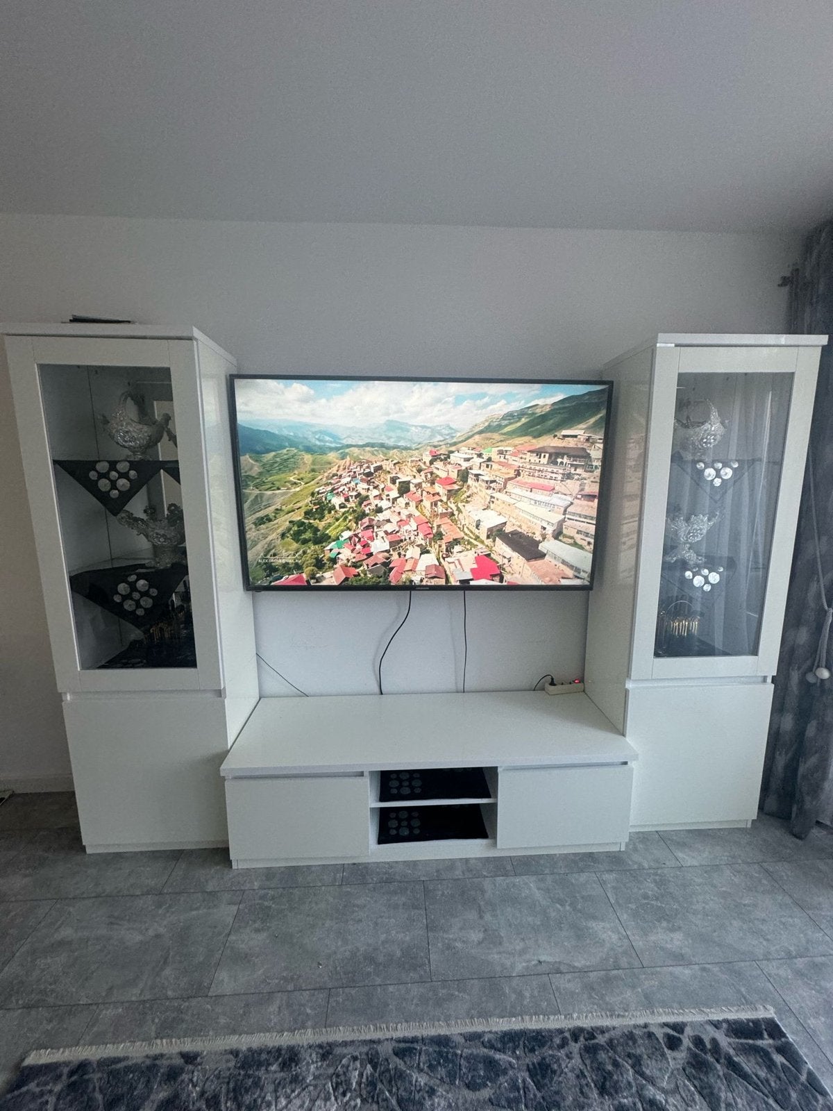 Moderne witte tv-meubel met vitrinekasten, Ophalen, Overige materialen, Zo goed als nieuw, 200 cm of meer