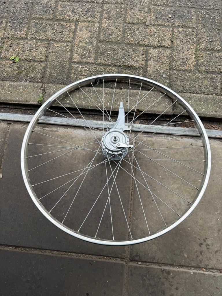 Voorwiel 28 inch. roestvrijstalen velg., Fietsen en Brommers, Ophalen of Verzenden, Gebruikt