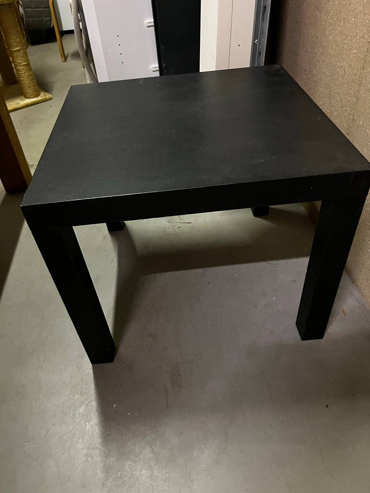 Twee bijzettafels, zwart en houtkleurig, 50x50 cm, Minder dan 55 cm, Gebruikt, Vierkant, Hout