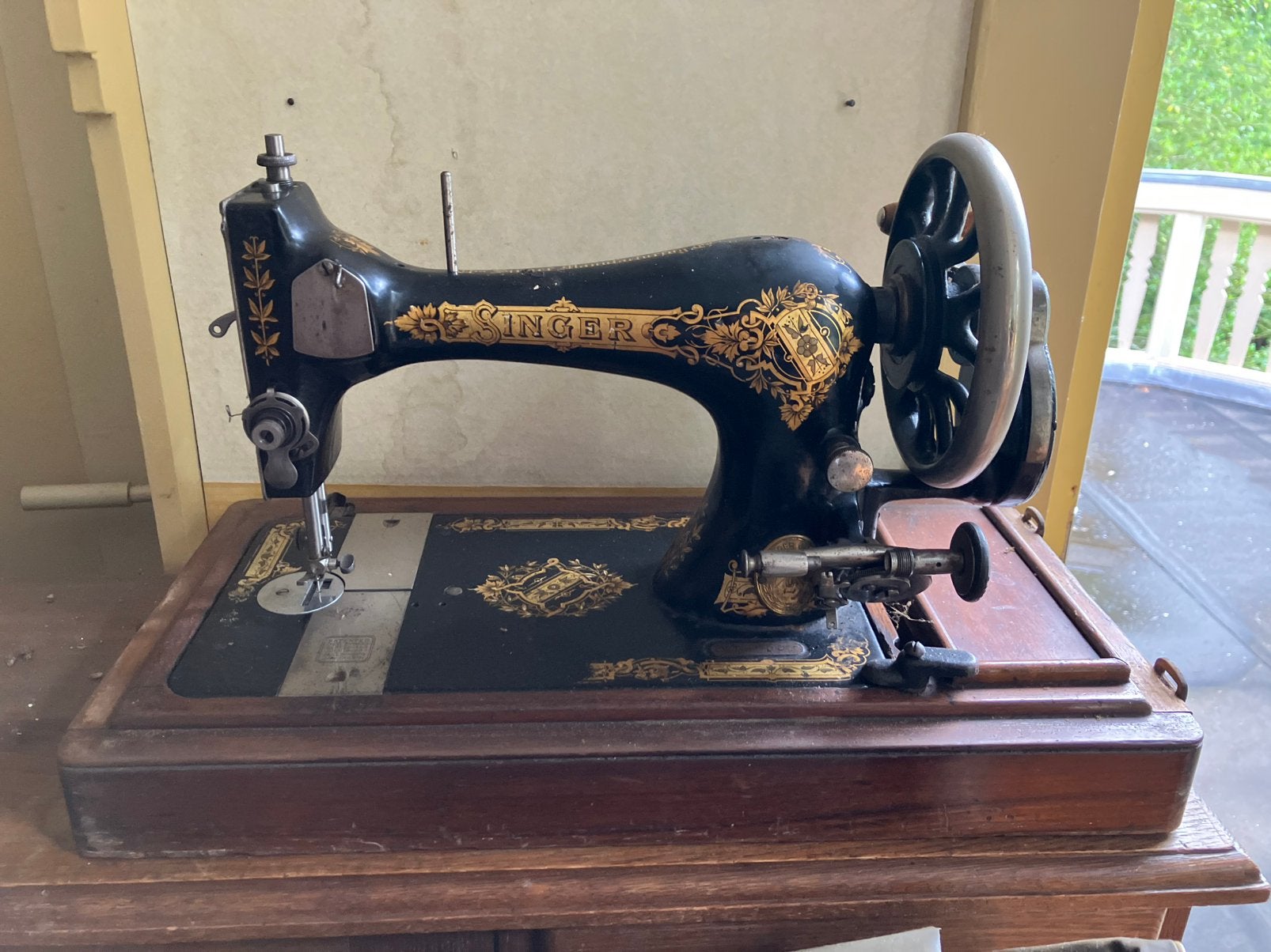 Antieke Singer naaimachine in koffer, Ophalen