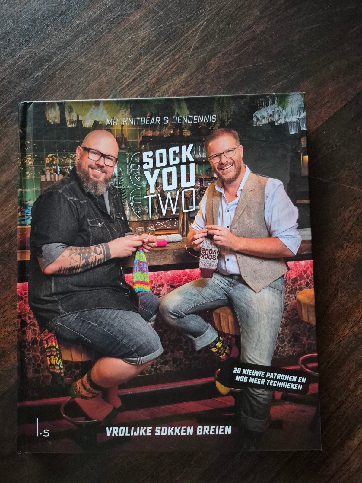 Sock you two, vrolijke sokken breien, Ophalen of Verzenden, Zo goed als nieuw, Breien, Patroon of Boek