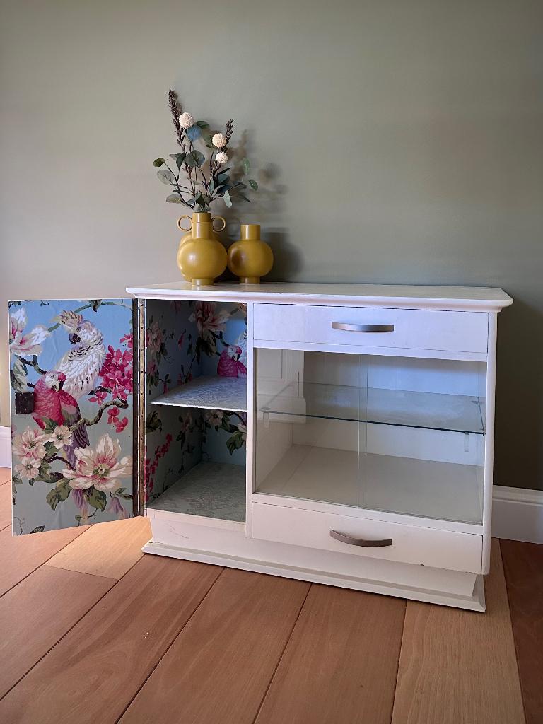Vintage jaren 70 vitrinekastje met unieke make-over, Huis en Inrichting, Kasten | Vitrinekasten, Ophalen, Gebruikt, Met deur(en)