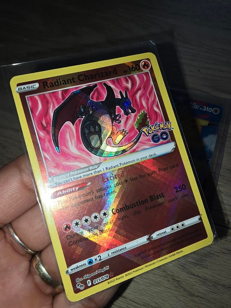 Pokémon Kaarten: Charizard, Pikachu VMAX, Galarian Obstagoon, Ophalen of Verzenden, Zo goed als nieuw, Meerdere kaarten, Foil