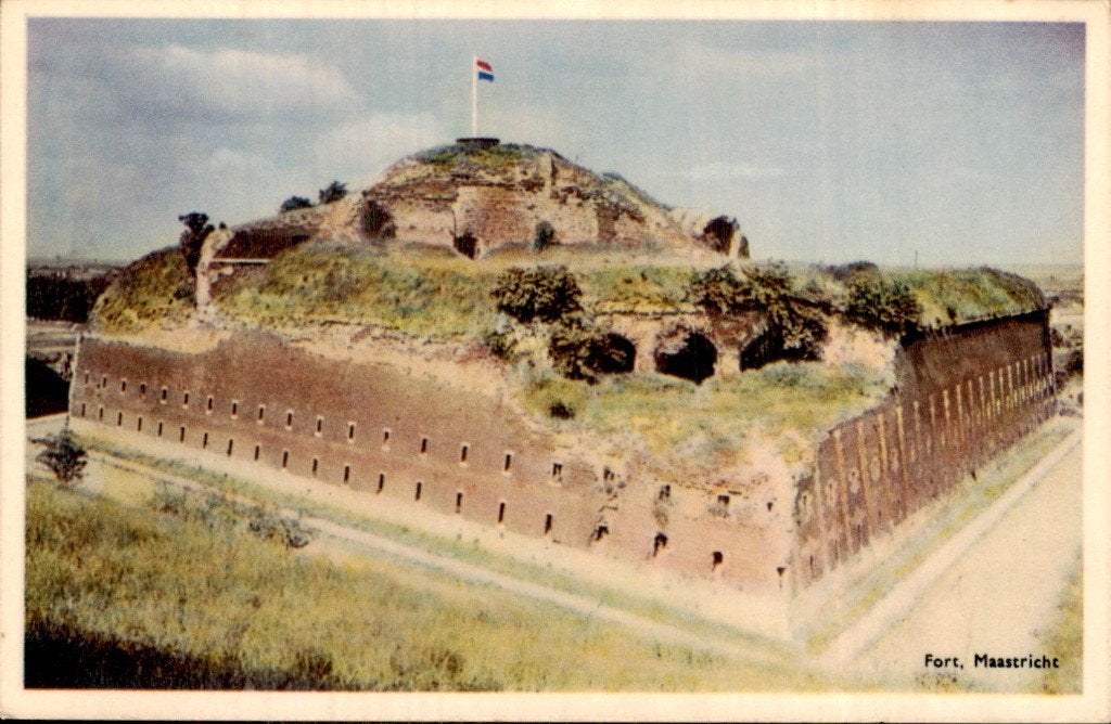 Maastricht - Fort - met vlag, Verzamelen, Ophalen of Verzenden, 1940 tot 1960, Gelopen, Limburg