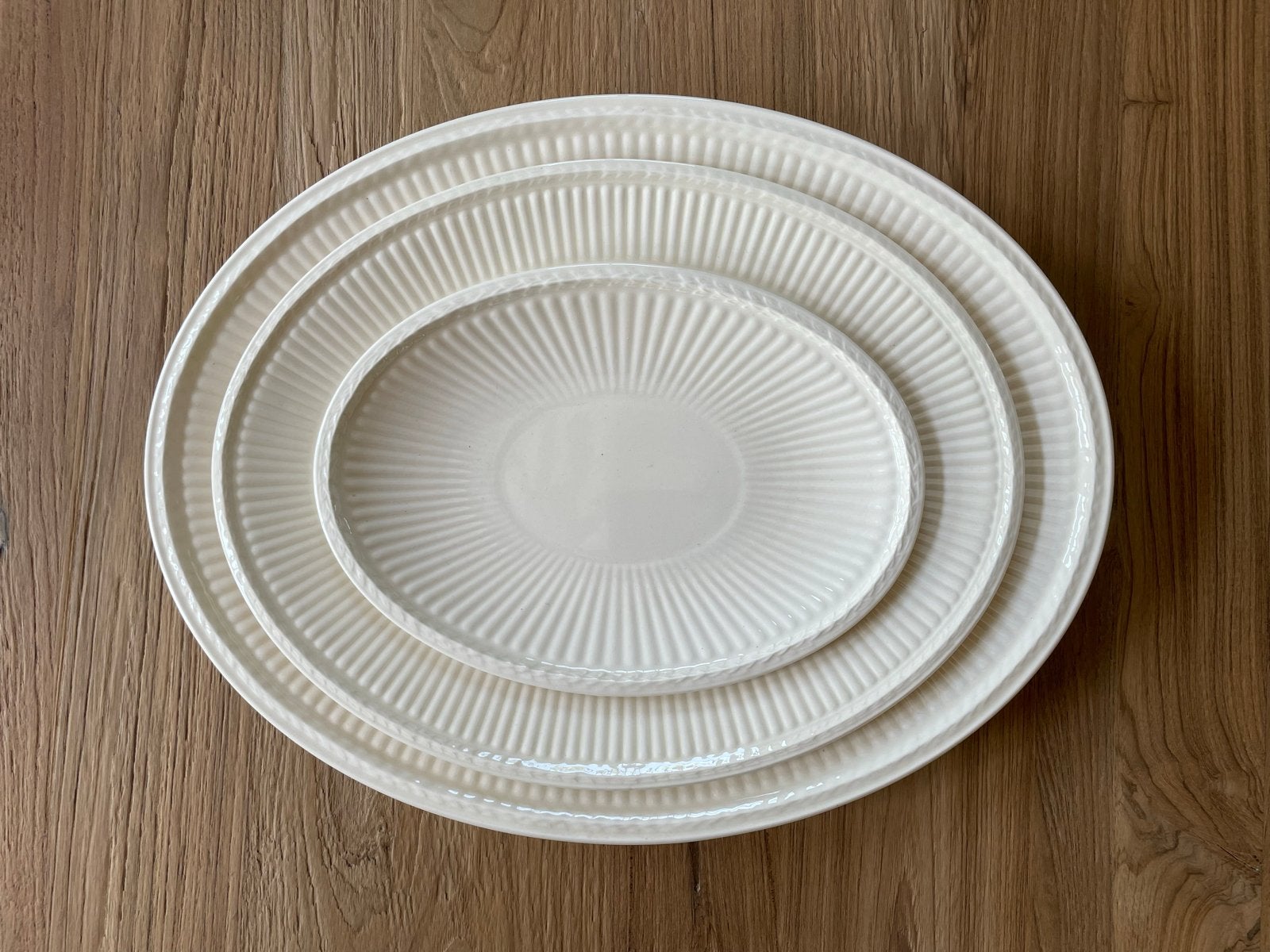 Wedgwood Edme Plain vleeswarenschaal, ovaal, 22,5 cm, Huis en Inrichting, Klassiek, Ophalen of Verzenden, Schaal of Schalen, Zo goed als nieuw