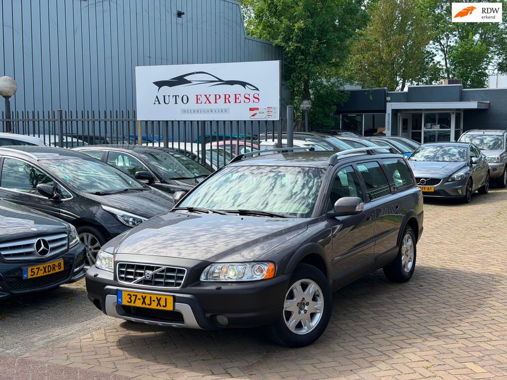 Volvo XC70 2.4 D5 Aut/Leer/Cruise/ stoelverwarming/Terekhaak, Auto's, Volvo, 1694 kg, 197 €/maand, Bruin, XC70