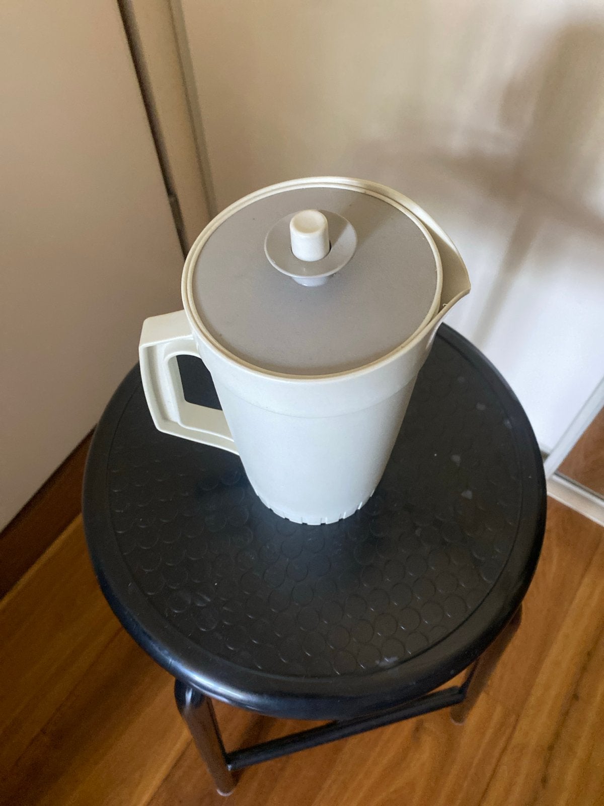 Tupperware schenkkan - Vintage design, Gebruikt, Beker of Kan, Ophalen of Verzenden, Met deksel