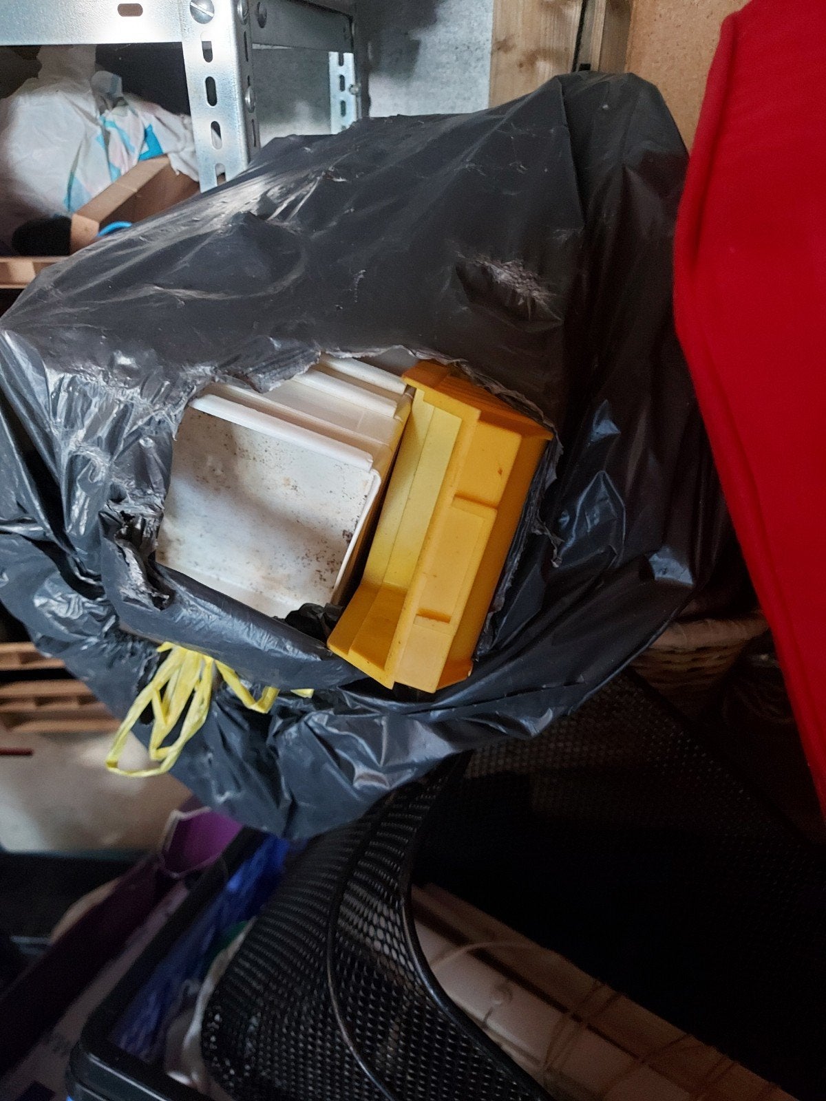 Bakjes voor schroeven en dergelijke., Ophalen