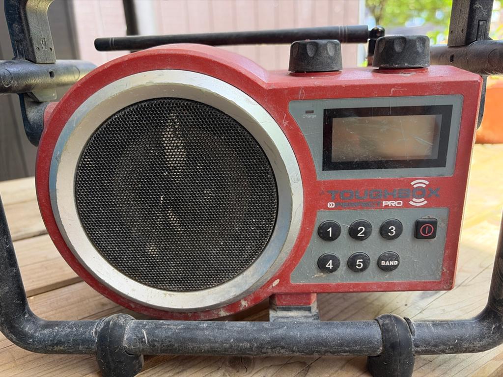 Toughbox Pro Bouwradio met 4 oplaadbare batterijen, Ophalen, Gebruikt, Bouwradio