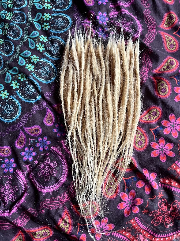 50 nieuwe blonde human hair dread extensions 35-40cm nu 300€, Ophalen of Verzenden, Nieuw, Pruik of Haarverlenging