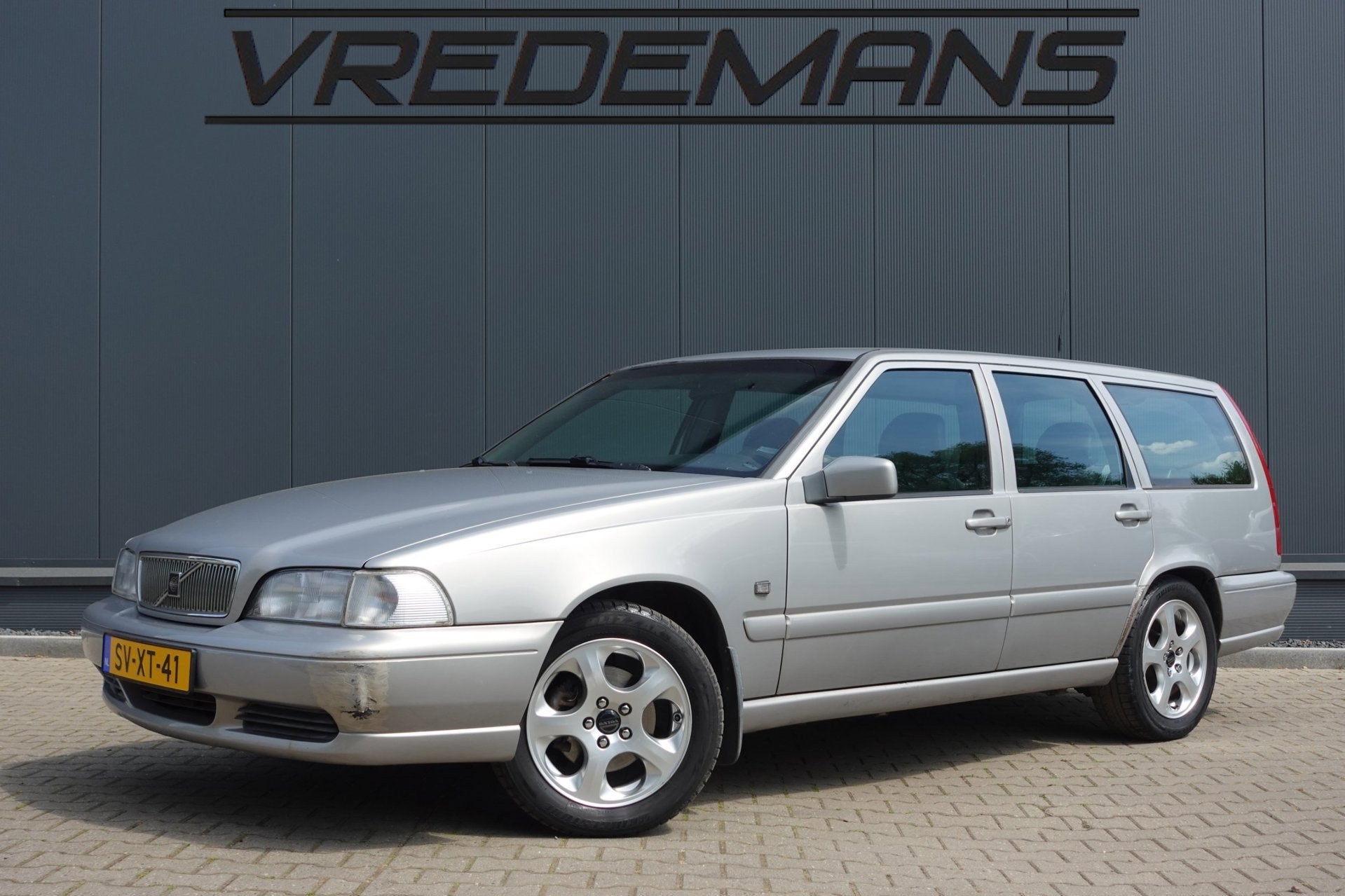 Volvo V70 2.5 Comfort-Line / Automaat, Auto's, Gebruikt, Leder en Stof, Grijs, 5 cilinders