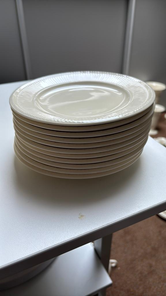 12 puntgave gebaksbordjes (18 cm.) van Wedgwood EDME, Huis en Inrichting, Keuken | Servies, Ophalen of Verzenden, Zo goed als nieuw