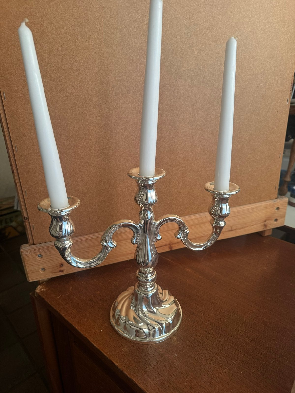 Nieuwe zilverkleurige kandelaar met 3 armen en kaarsen, Antiek en Kunst, Ophalen of Verzenden, Overige materialen