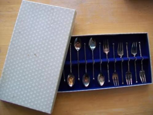 cassette 6 verzilverde lepeltjes en 6 verzilverde vorkjes, Ophalen of Verzenden
