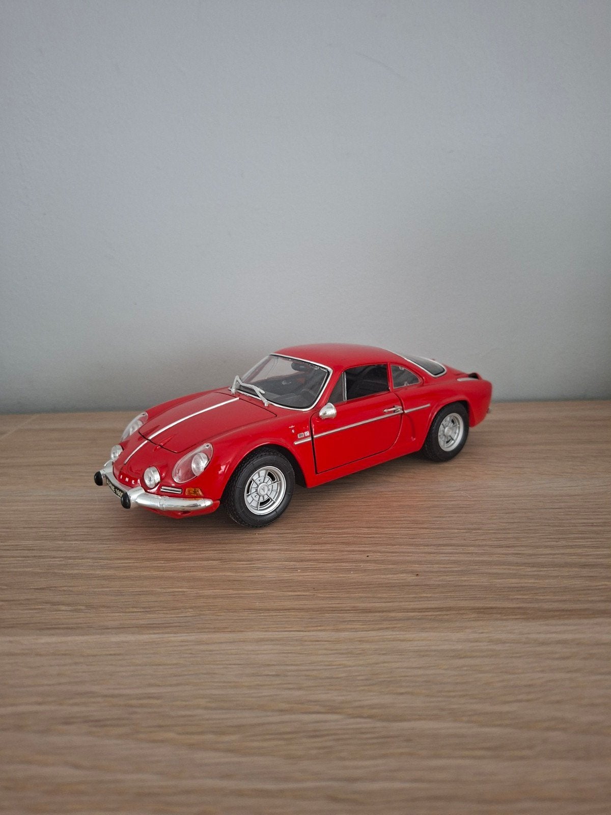 Maisto Alpine Renault 1600s (1971) 1/18 rood, Ophalen of Verzenden, Zo goed als nieuw, Auto, Maisto