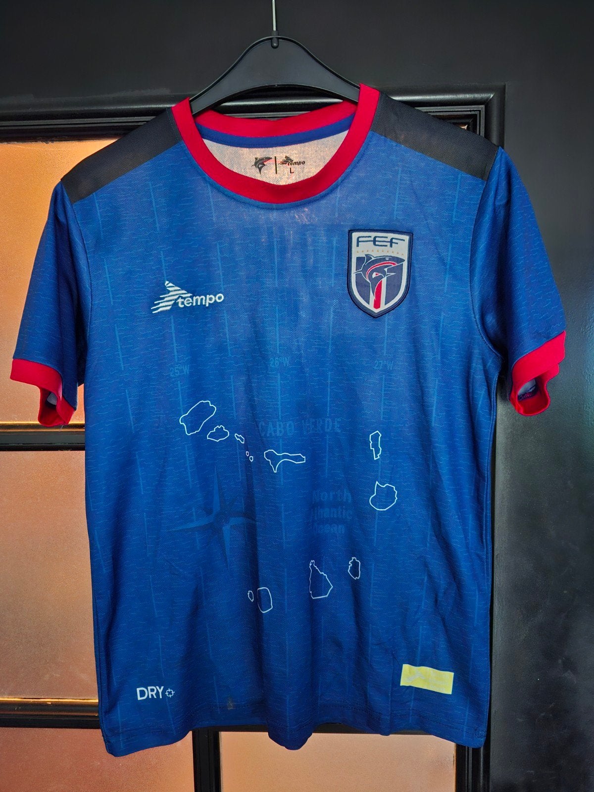 Voetbalshirt Kaapverdië Maat L - Rode strips laten los, Maat 52/54 (L), Tempo, Blauw, Ophalen of Verzenden
